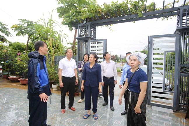 Phó Chủ tịch - Tổng Thư ký Ủy ban TƯ MTTQ Việt Nam Nguyễn Thị Thu Hà đến thăm hỏi bà con vùng lũ tỉnh Khánh Hòa- Ảnh 5.