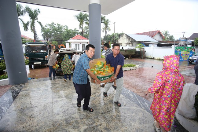 Phó Chủ tịch - Tổng Thư ký Ủy ban TƯ MTTQ Việt Nam Nguyễn Thị Thu Hà đến thăm hỏi bà con vùng lũ tỉnh Khánh Hòa- Ảnh 6.