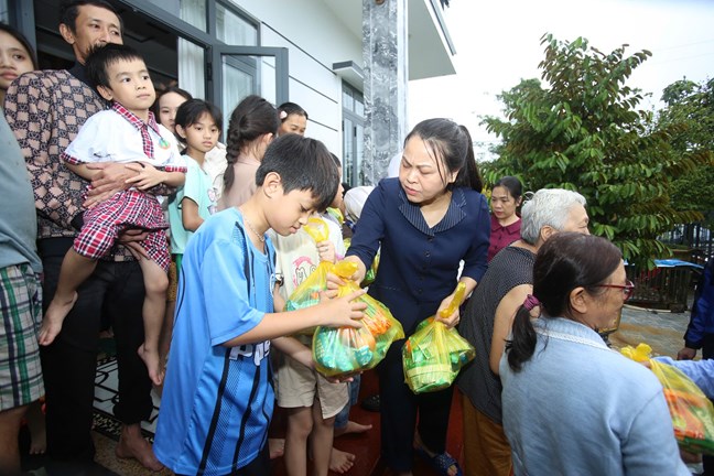 Phó Chủ tịch - Tổng Thư ký Ủy ban TƯ MTTQ Việt Nam Nguyễn Thị Thu Hà đến thăm hỏi bà con vùng lũ tỉnh Khánh Hòa- Ảnh 3.
