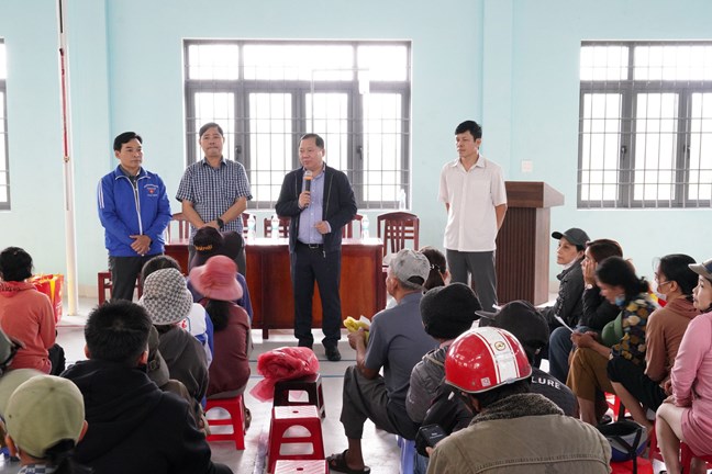 Phó Bí thư Đảng ủy MTTQ, các đoàn thể Trung ương Nguyễn Phi Long thăm hỏi, trao quà hỗ trợ người dân vùng lũ- Ảnh 1.