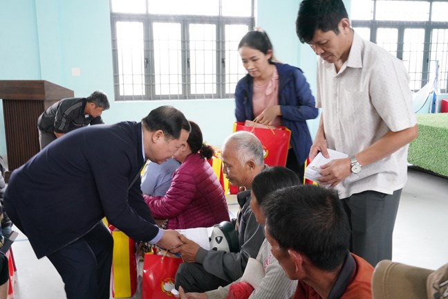 Phó Bí thư Đảng ủy MTTQ, các đoàn thể Trung ương Nguyễn Phi Long thăm hỏi, trao quà hỗ trợ người dân vùng lũ- Ảnh 2.