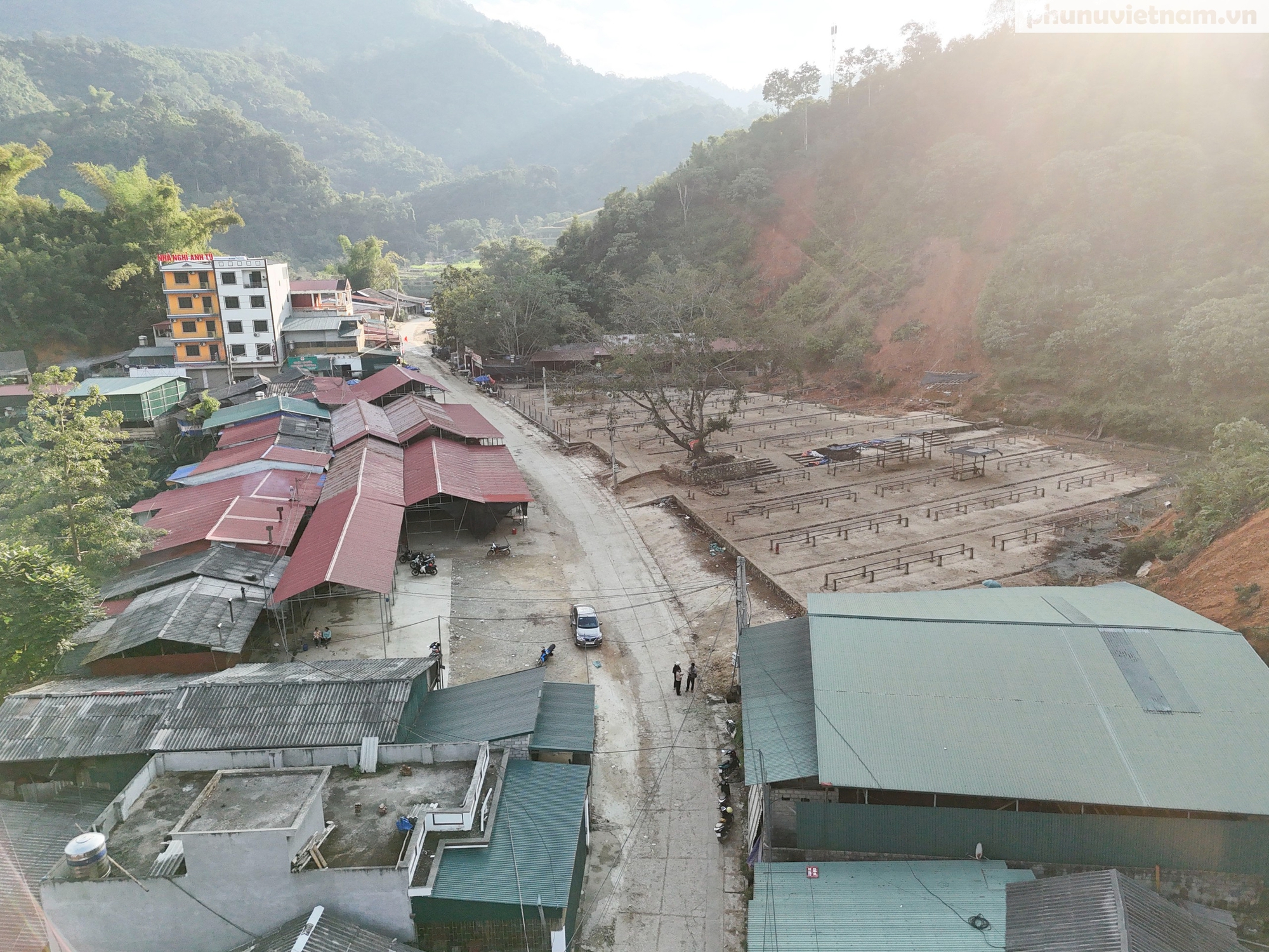 "Nhà nghỉ trâu bò" giữa đại ngàn và gánh mưu sinh của phụ nữ dân tộc- Ảnh 1.