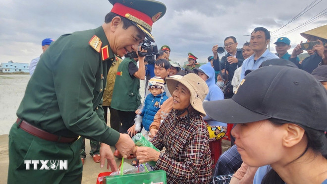 Đại tướng Phan Văn Giang thăm, động viên nhân dân vùng rốn lũ ở Gia Lai- Ảnh 1.