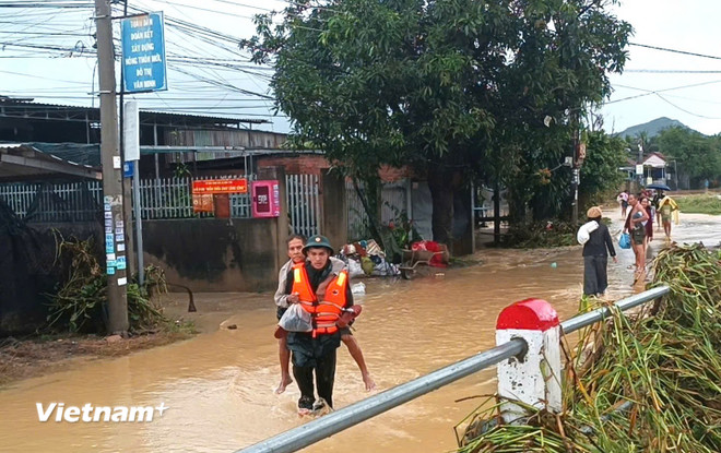 Trực thăng Mi-17 cất cánh bay vào vùng lũ Đắk Lắk để cứu trợ nhân dân- Ảnh 1.