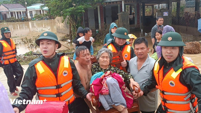 Trực thăng Mi-17 cất cánh bay vào vùng lũ Đắk Lắk để cứu trợ nhân dân- Ảnh 3.