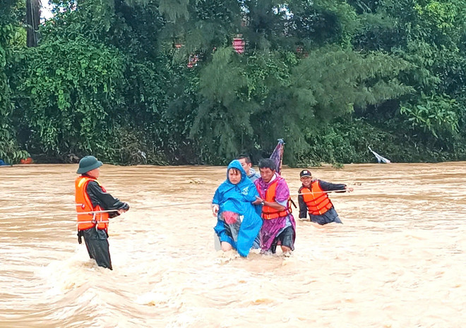 Trực thăng Mi-17 cất cánh bay vào vùng lũ Đắk Lắk để cứu trợ nhân dân- Ảnh 2.