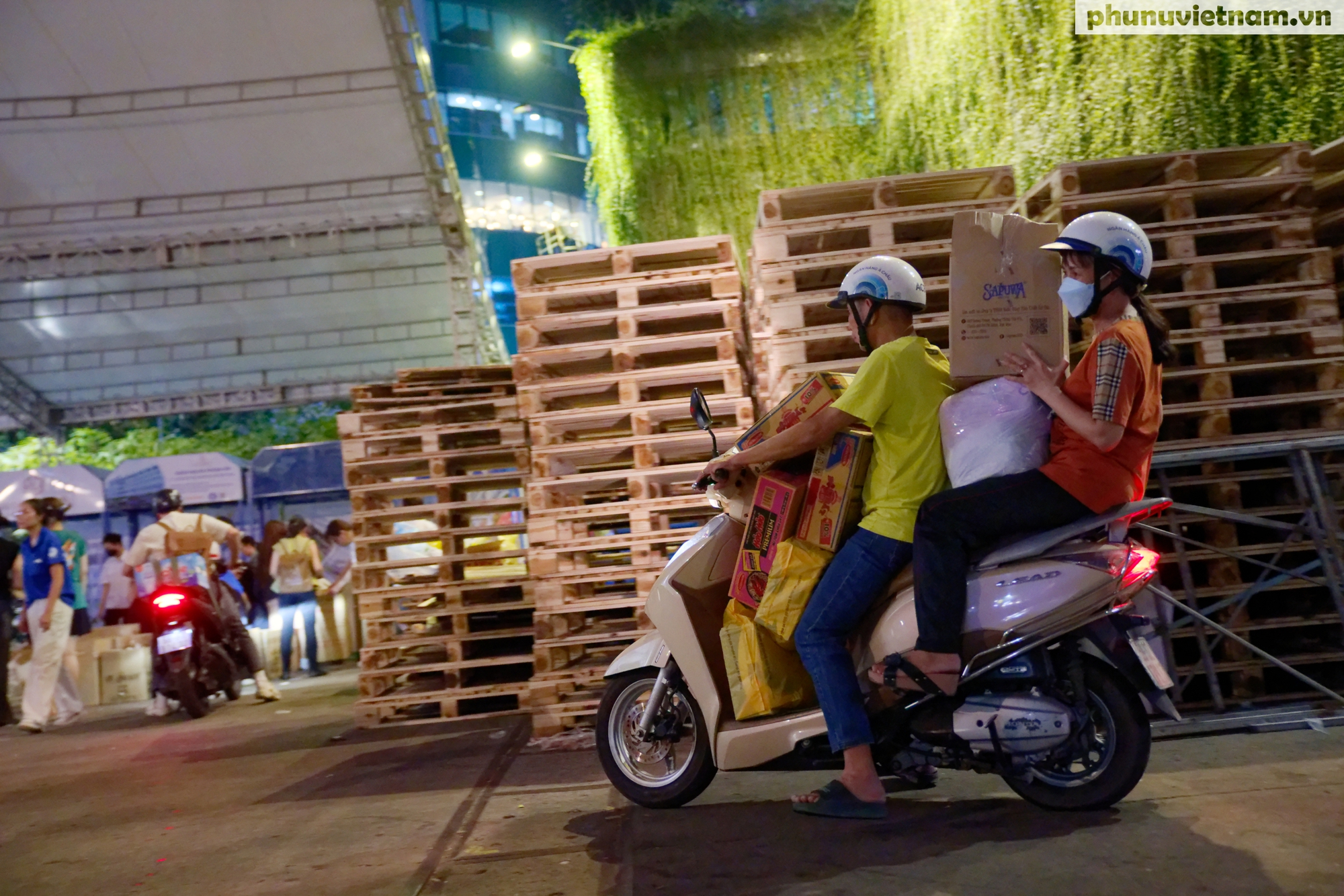 Nhiều người dân không ngại xa xôi, chở nặng để gửi tấm lòng mình đến đồng bào miền Trung