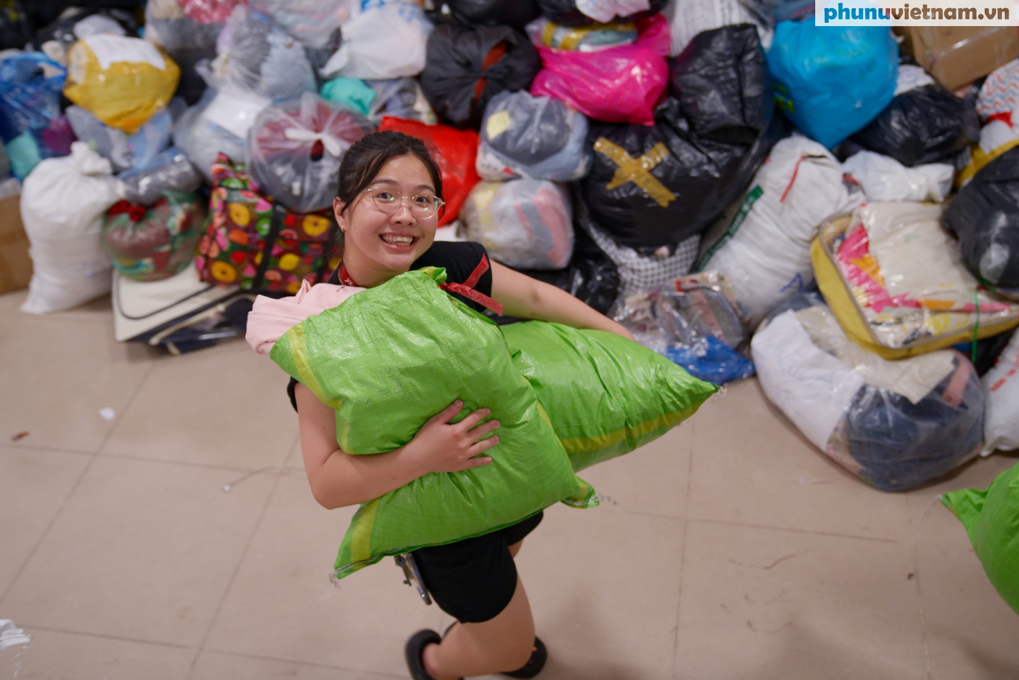 Hoa hậu Du lịch Quốc tế Hoàng Hương Ly cùng thanh niên TPHCM hướng về miền Trung bị ảnh hưởng bão lũ- Ảnh 4.