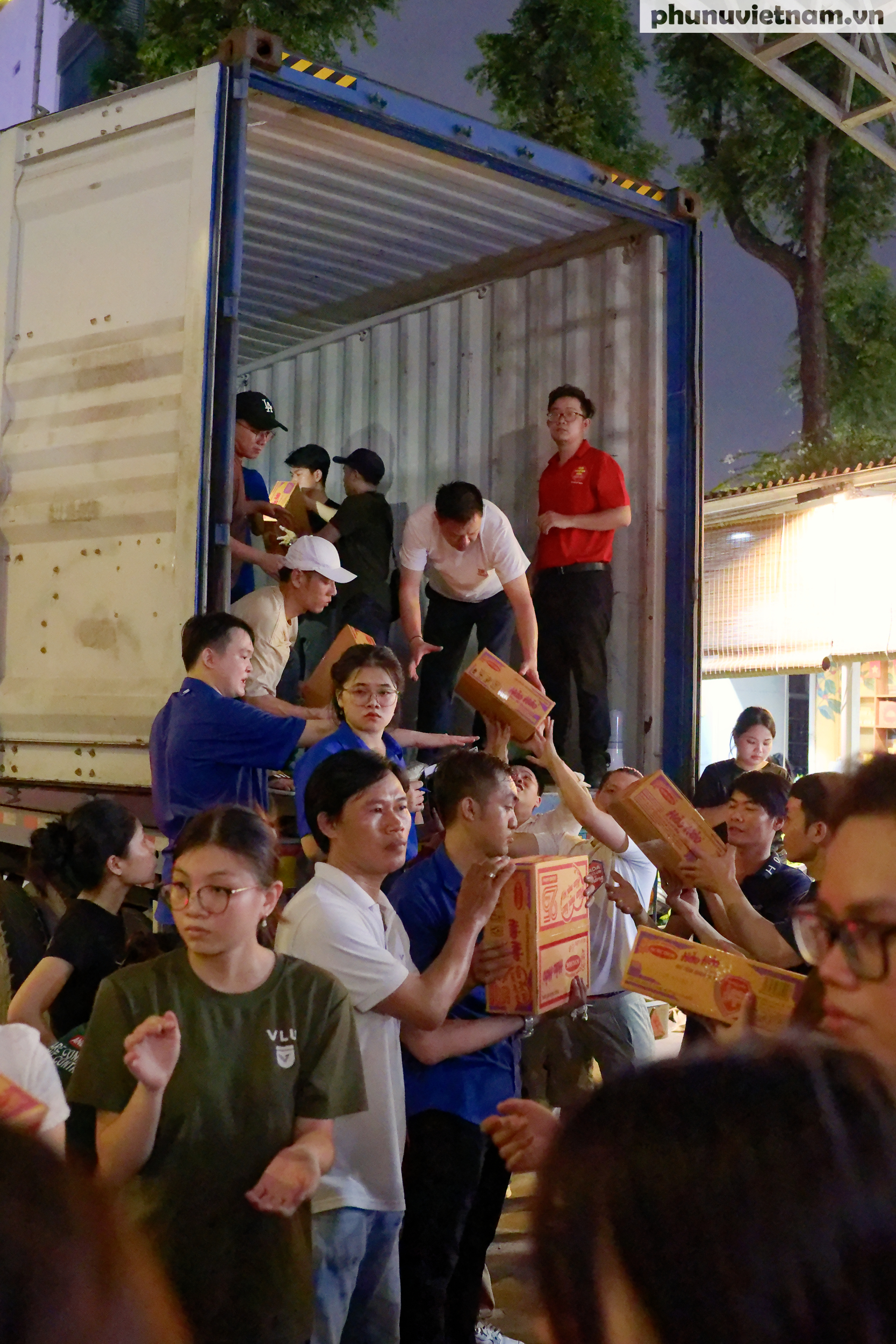 Hoa hậu Du lịch Quốc tế Hoàng Hương Ly cùng thanh niên TPHCM hướng về miền Trung bị ảnh hưởng bão lũ- Ảnh 8.