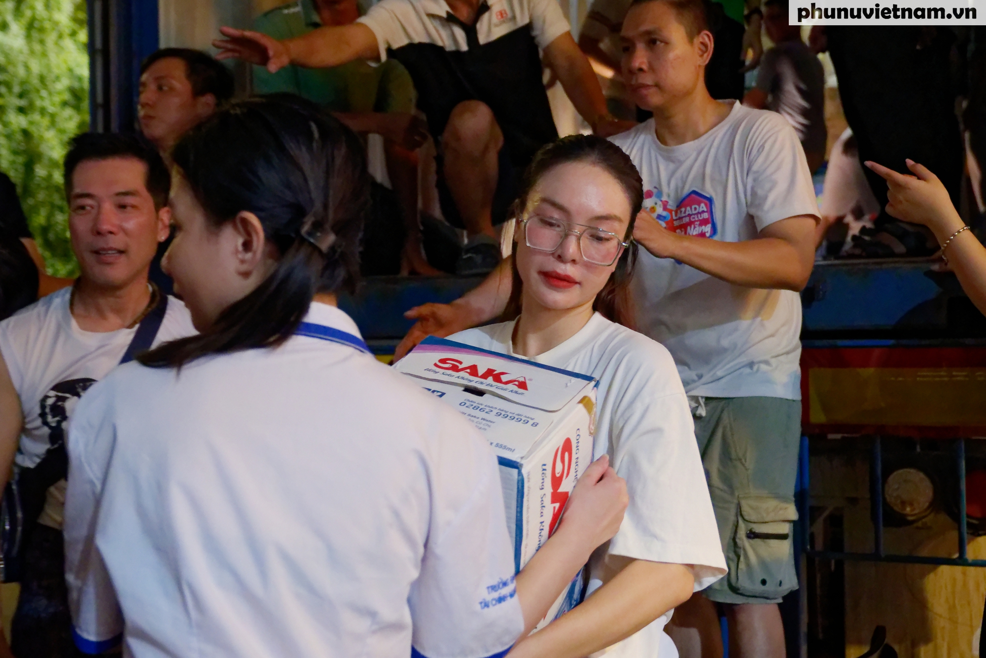 Hoa hậu Du lịch Quốc tế Hoàng Hương Ly cùng thanh niên TPHCM hướng về miền Trung bị ảnh hưởng bão lũ- Ảnh 11.