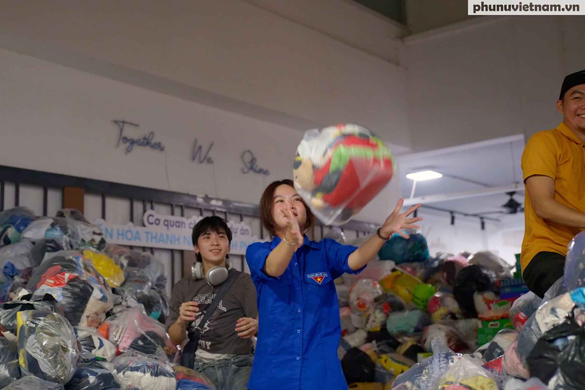 Hoa hậu Du lịch Quốc tế Hoàng Hương Ly cùng thanh niên TPHCM hướng về miền Trung bị ảnh hưởng bão lũ- Ảnh 12.