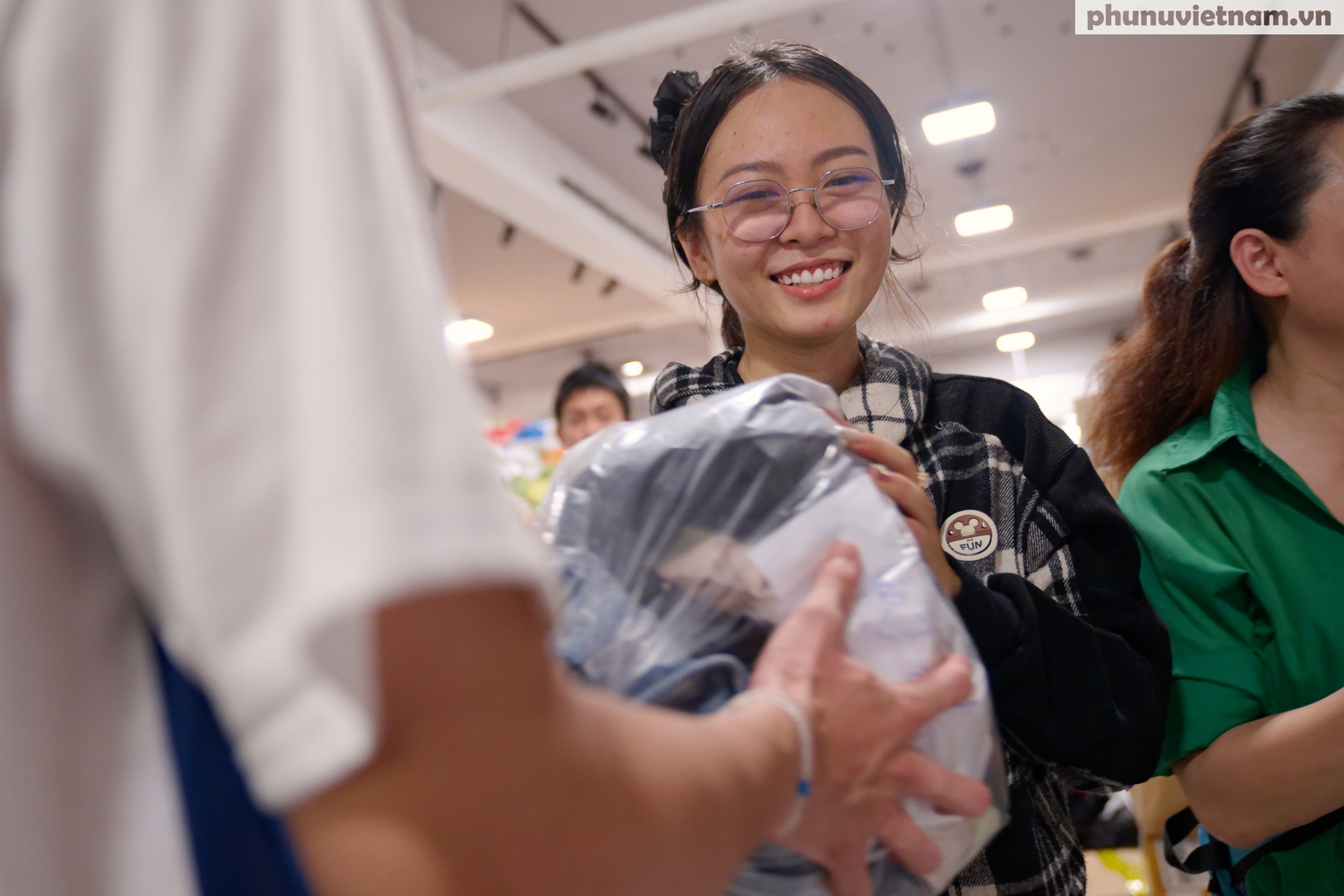 Hoa hậu Du lịch Quốc tế Hoàng Hương Ly cùng thanh niên TPHCM hướng về miền Trung bị ảnh hưởng bão lũ- Ảnh 14.