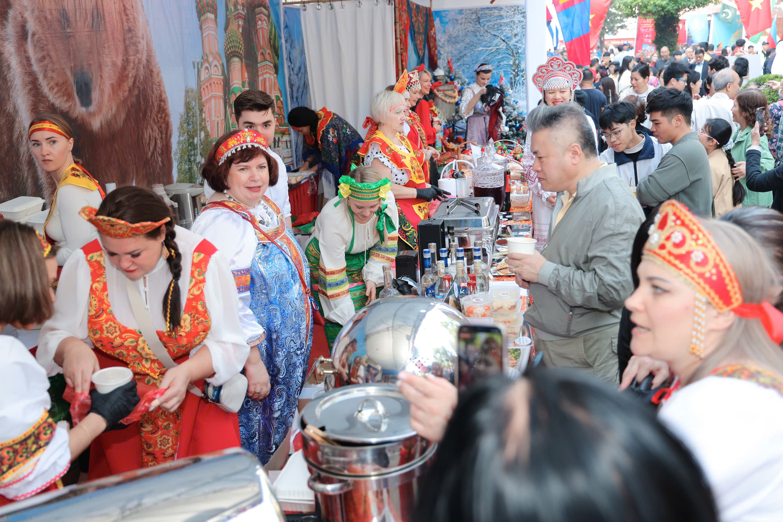 Phó Chủ tịch Hà Thị Nga kêu gọi ủng hộ đồng bào vùng lũ tại Liên hoan Văn hóa Ẩm thực Quốc tế 2025- Ảnh 4. Phó Chủ tịch Hà Thị Nga kêu gọi ủng hộ đồng bào vùng lũ tại Liên hoan Văn hóa Ẩm thực Quốc tế 2025- Ảnh 4.