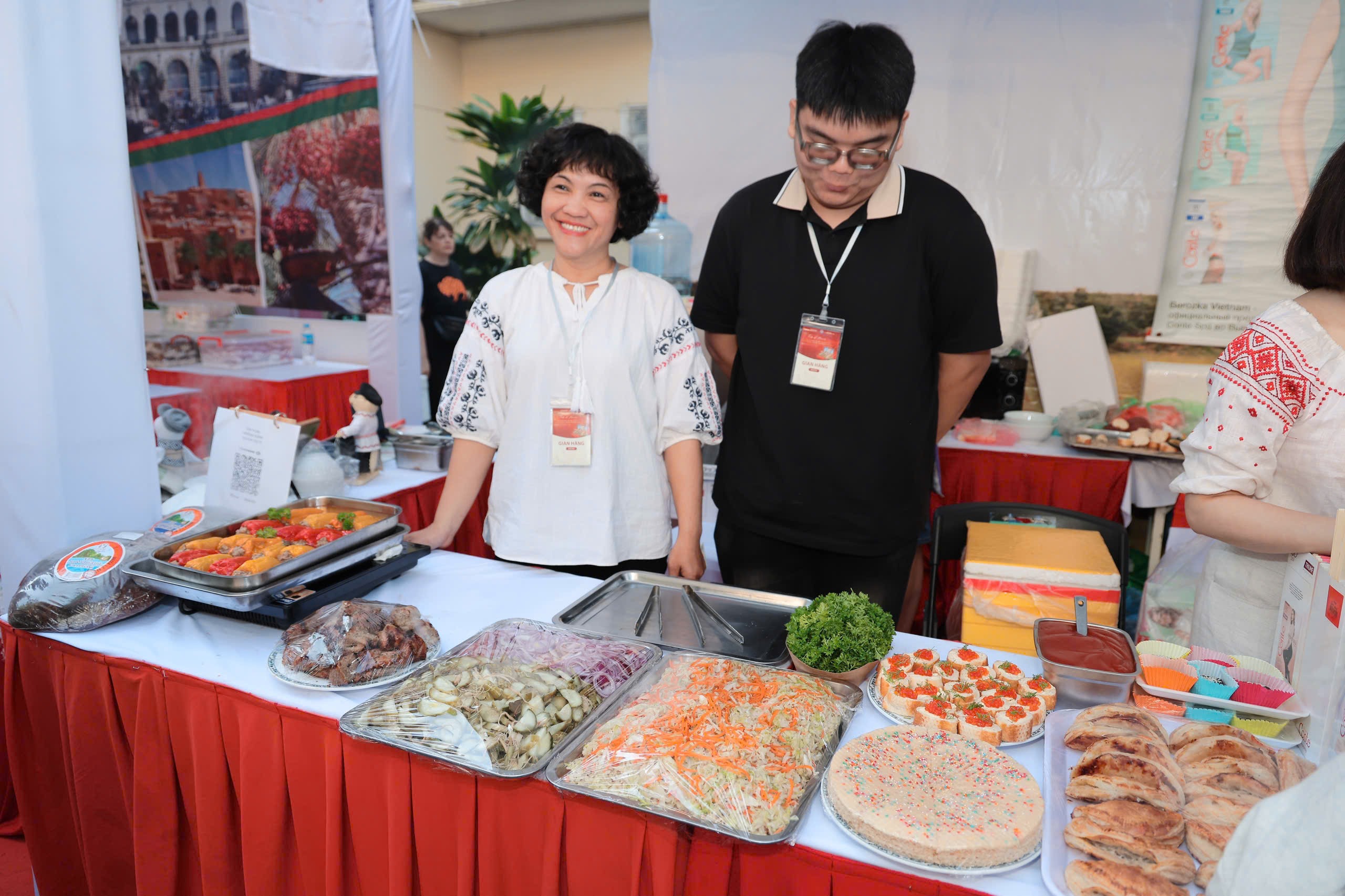 Phó Chủ tịch Hà Thị Nga kêu gọi ủng hộ đồng bào vùng lũ tại Liên hoan Văn hóa Ẩm thực Quốc tế 2025- Ảnh 5. Phó Chủ tịch Hà Thị Nga kêu gọi ủng hộ đồng bào vùng lũ tại Liên hoan Văn hóa Ẩm thực Quốc tế 2025- Ảnh 5.