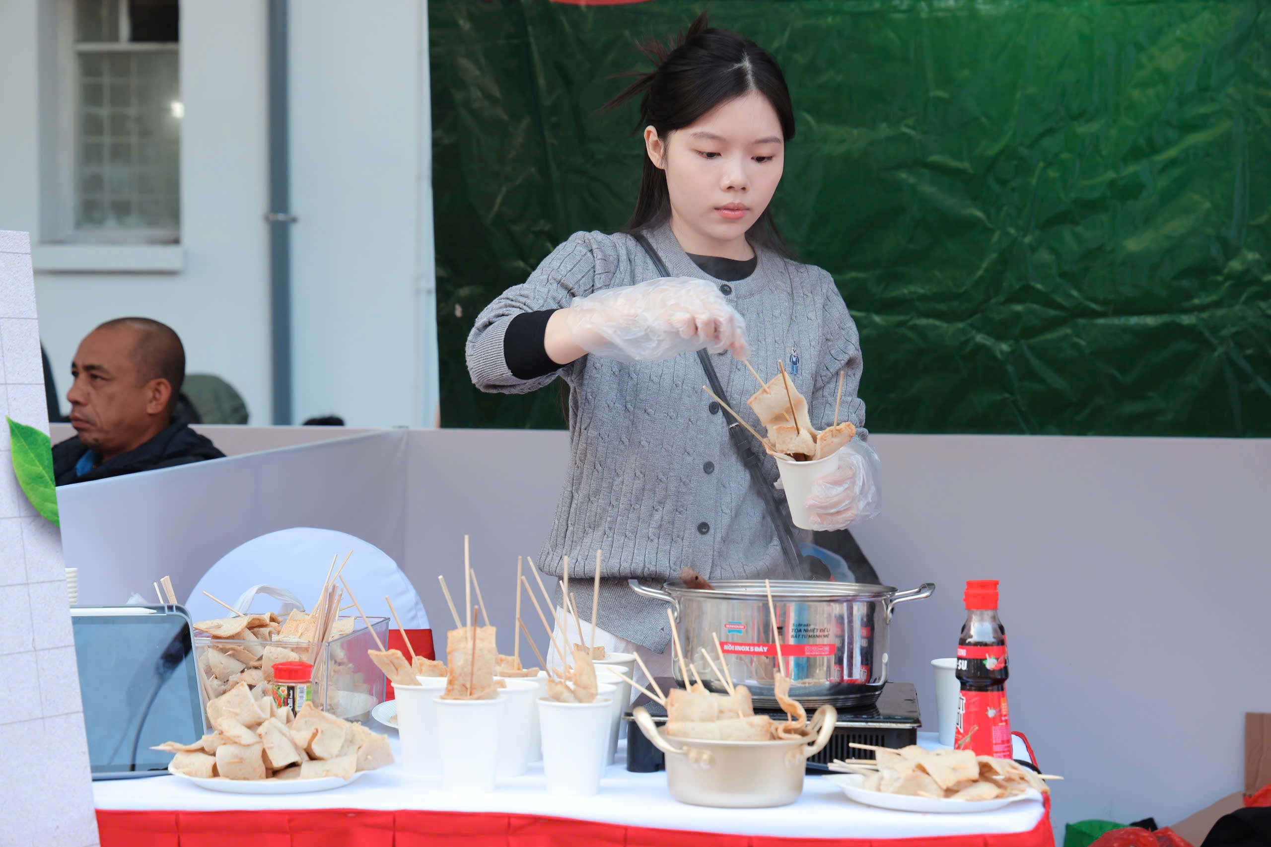 Phó Chủ tịch Hà Thị Nga kêu gọi ủng hộ đồng bào vùng lũ tại Liên hoan Văn hóa Ẩm thực Quốc tế 2025- Ảnh 7. Phó Chủ tịch Hà Thị Nga kêu gọi ủng hộ đồng bào vùng lũ tại Liên hoan Văn hóa Ẩm thực Quốc tế 2025- Ảnh 7.