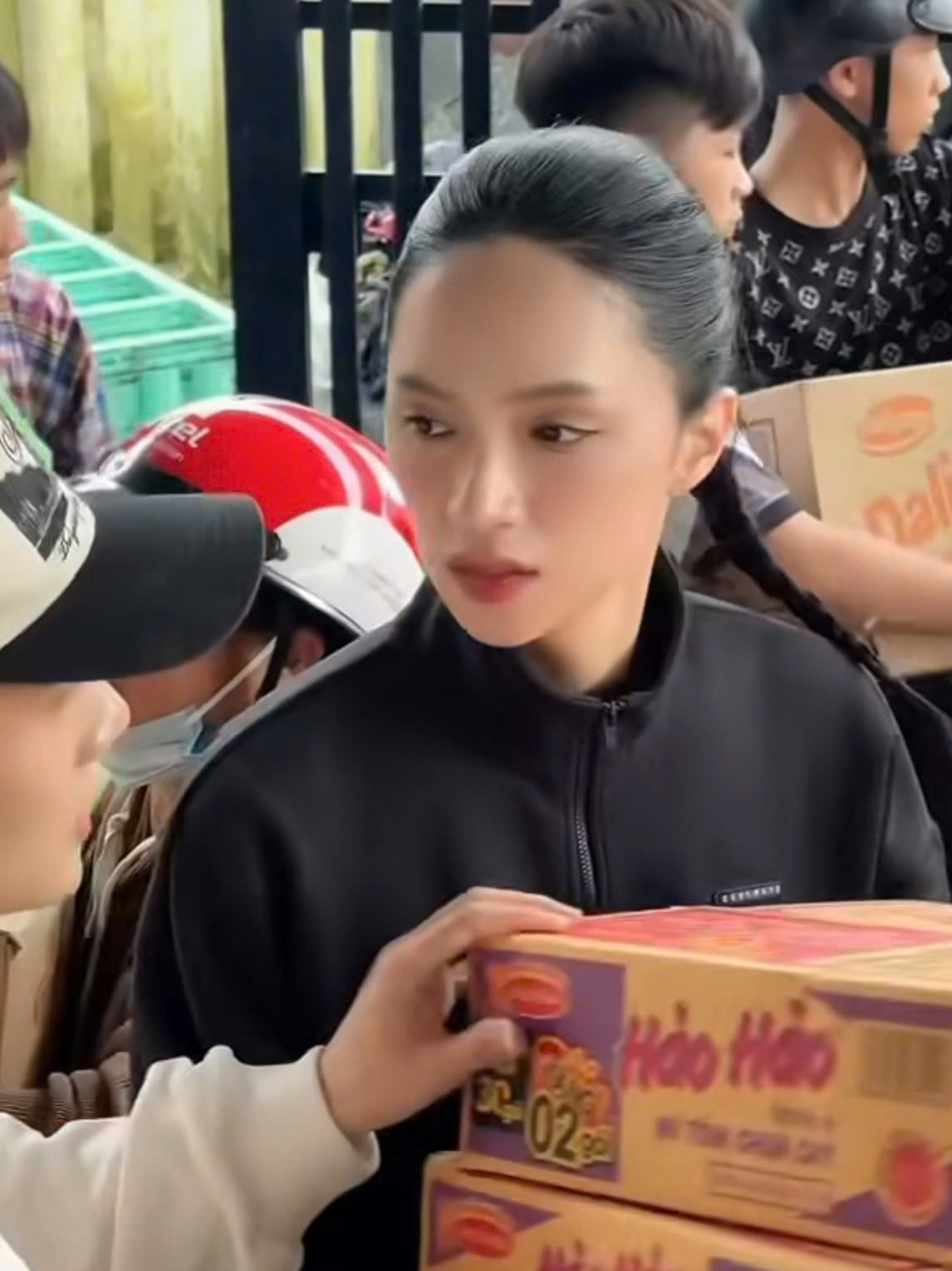 Nghệ sĩ hướng về tâm lũ miền Trung - Tây Nguyên- Ảnh 5. Nghệ sĩ hướng về tâm lũ miền Trung - Tây Nguyên- Ảnh 5.