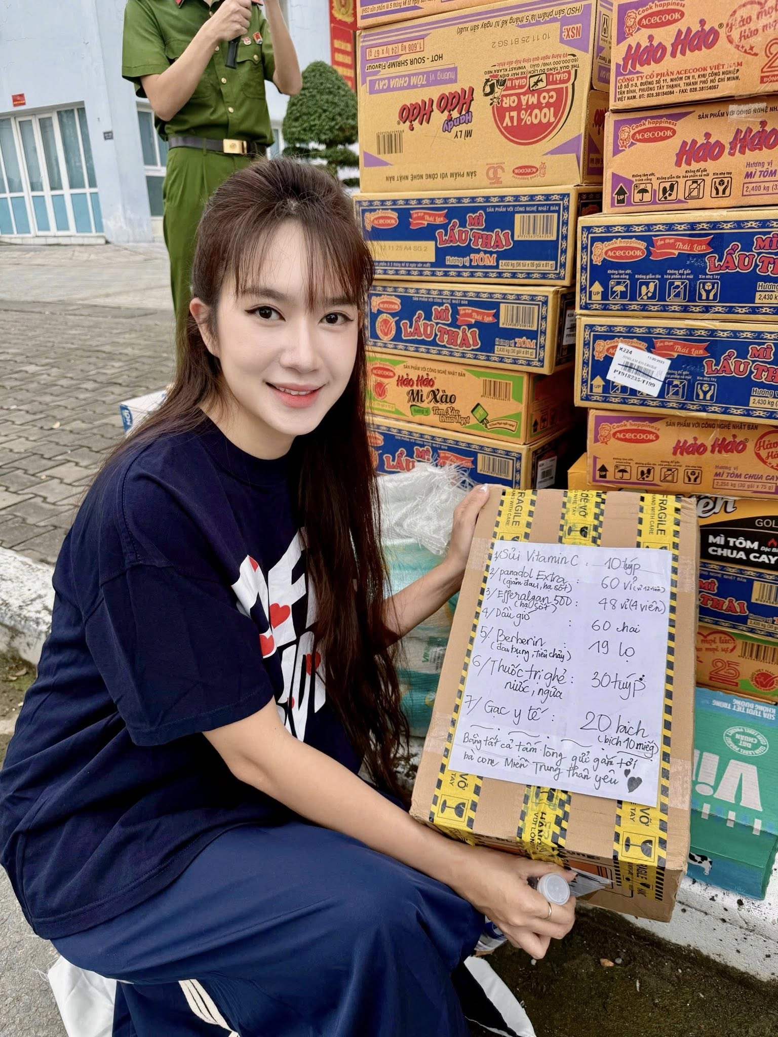 Nghệ sĩ hướng về tâm lũ miền Trung - Tây Nguyên- Ảnh 4. Nghệ sĩ hướng về tâm lũ miền Trung - Tây Nguyên- Ảnh 4.