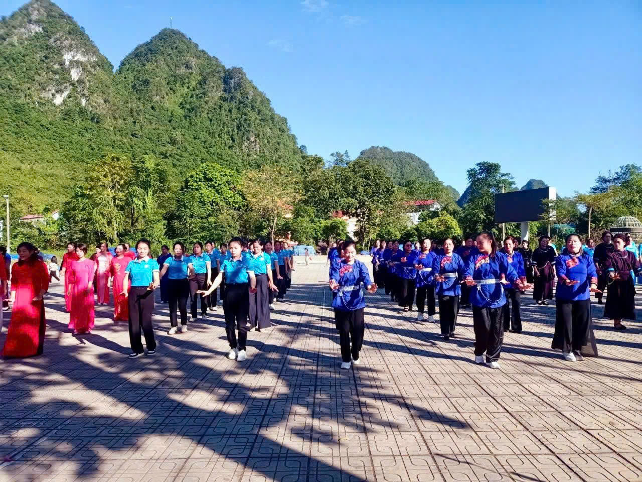 Phụ nữ Cao Bằng đồng diễn dân vũ chào mừng Đại hội đại biểu MTTQ Việt Nam tỉnh lần thứ XIV - Ảnh 2. Phụ nữ Cao Bằng đồng diễn dân vũ chào mừng Đại hội đại biểu MTTQ Việt Nam tỉnh lần thứ XIV - Ảnh 2.