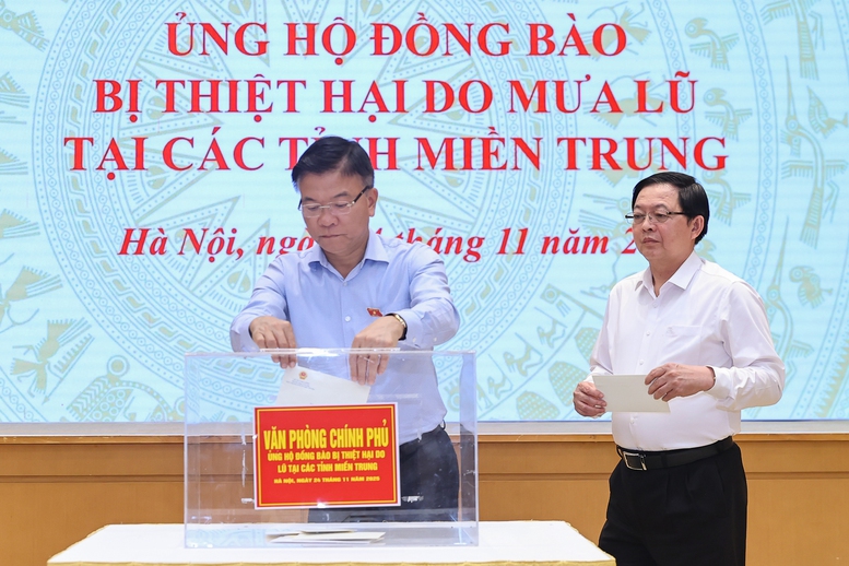 Thủ tướng Phạm Minh Chính cùng lãnh đạo Chính phủ và tập thể VPCP ủng hộ đồng bào vùng thiên tai- Ảnh 4.