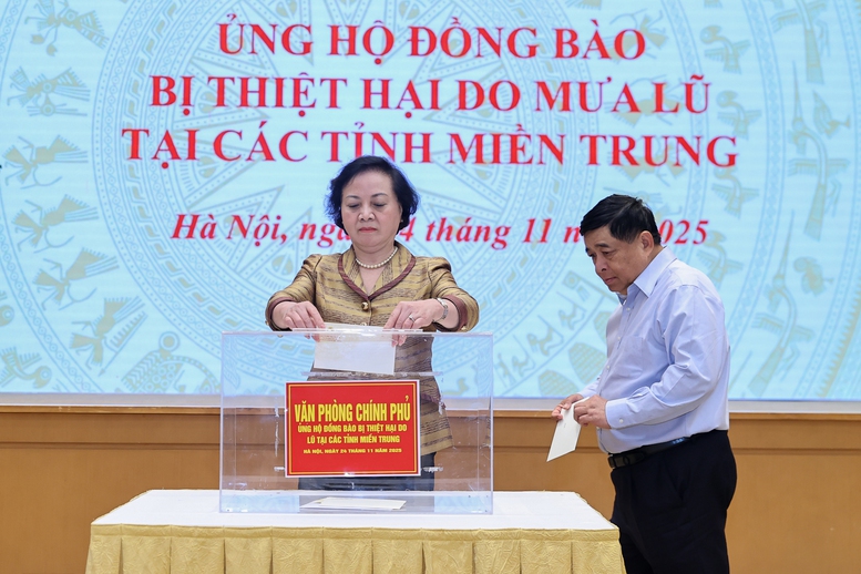 Thủ tướng Phạm Minh Chính cùng lãnh đạo Chính phủ và tập thể VPCP ủng hộ đồng bào vùng thiên tai- Ảnh 5.