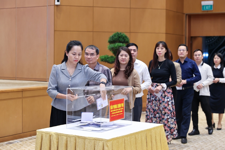 Thủ tướng Phạm Minh Chính cùng lãnh đạo Chính phủ và tập thể VPCP ủng hộ đồng bào vùng thiên tai- Ảnh 6.