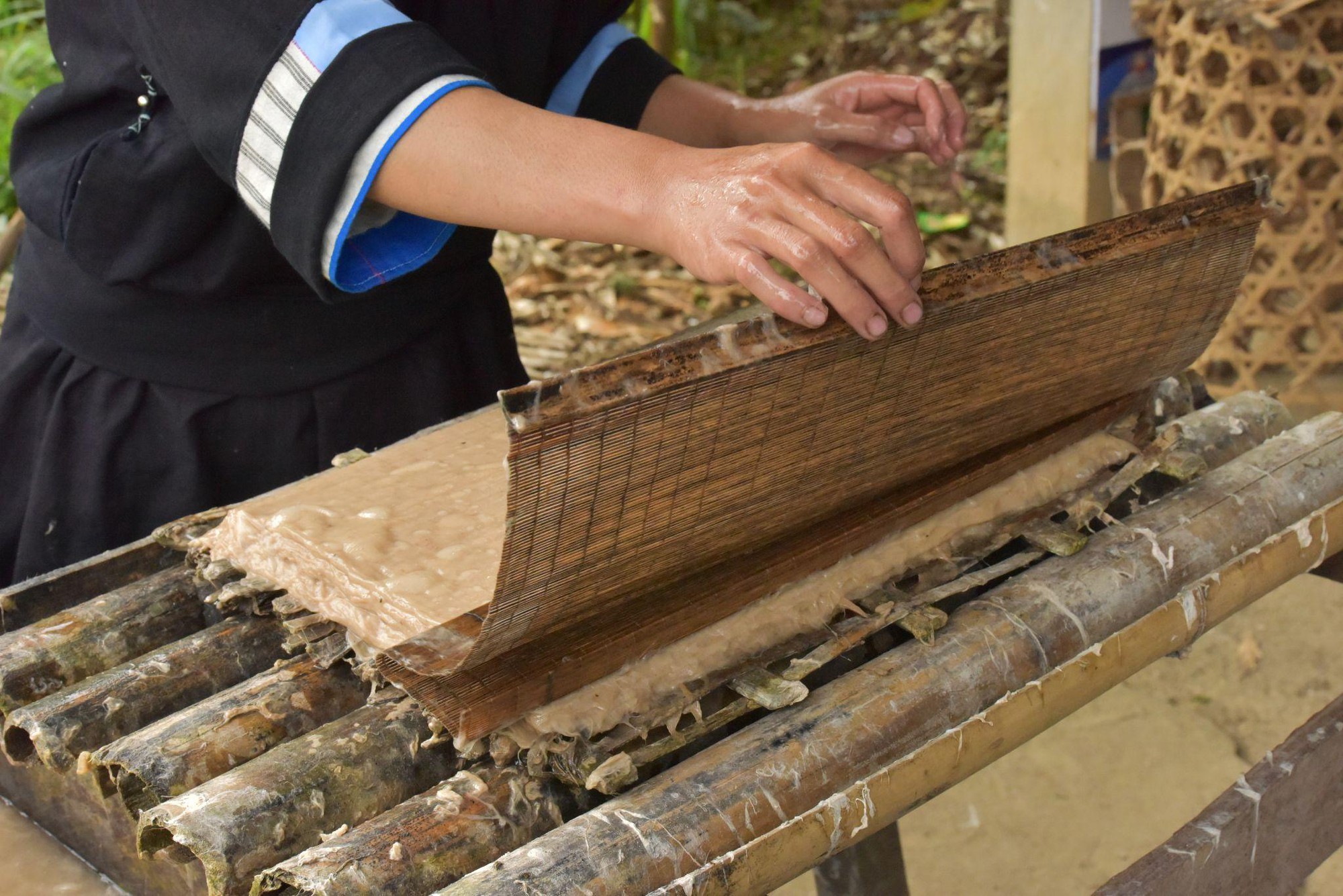 Giữ hồn giấy bản xóm Dìa Trên- Ảnh 2. Giữ hồn giấy bản xóm Dìa Trên- Ảnh 2.