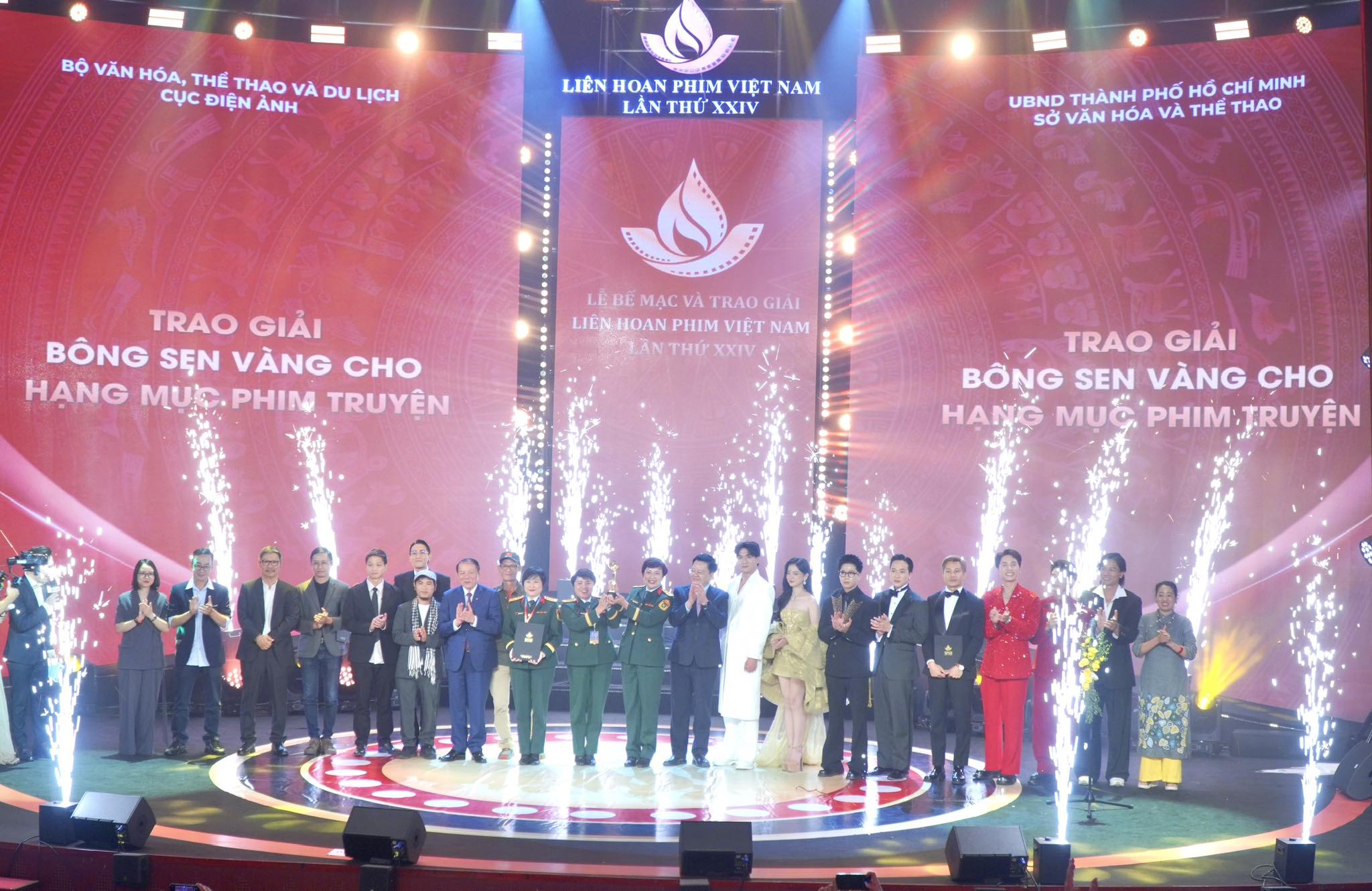 Mưa đỏ giành giải Bông sen vàng tại LHP Việt Nam lần thứ XXIV- Ảnh 2. Mưa đỏ giành giải Bông sen vàng tại LHP Việt Nam lần thứ XXIV- Ảnh 2.