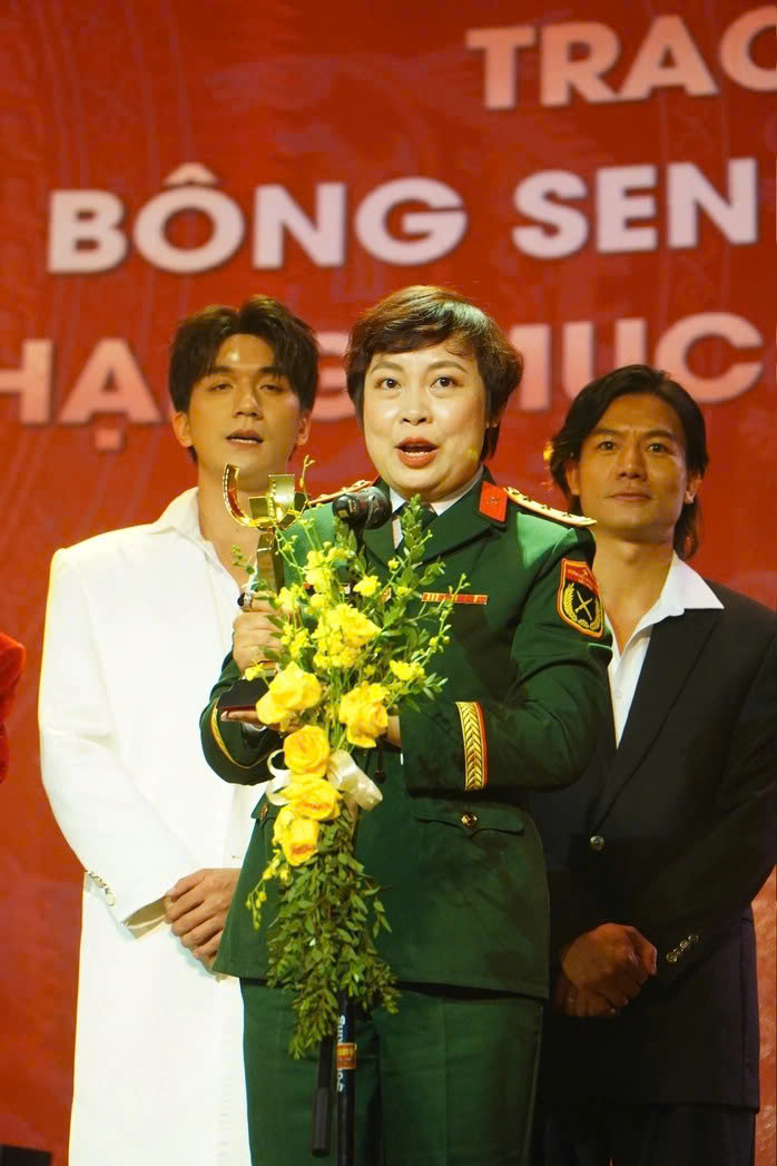 Mưa đỏ giành giải Bông sen vàng tại LHP Việt Nam lần thứ XXIV- Ảnh 1. Mưa đỏ giành giải Bông sen vàng tại LHP Việt Nam lần thứ XXIV- Ảnh 1.