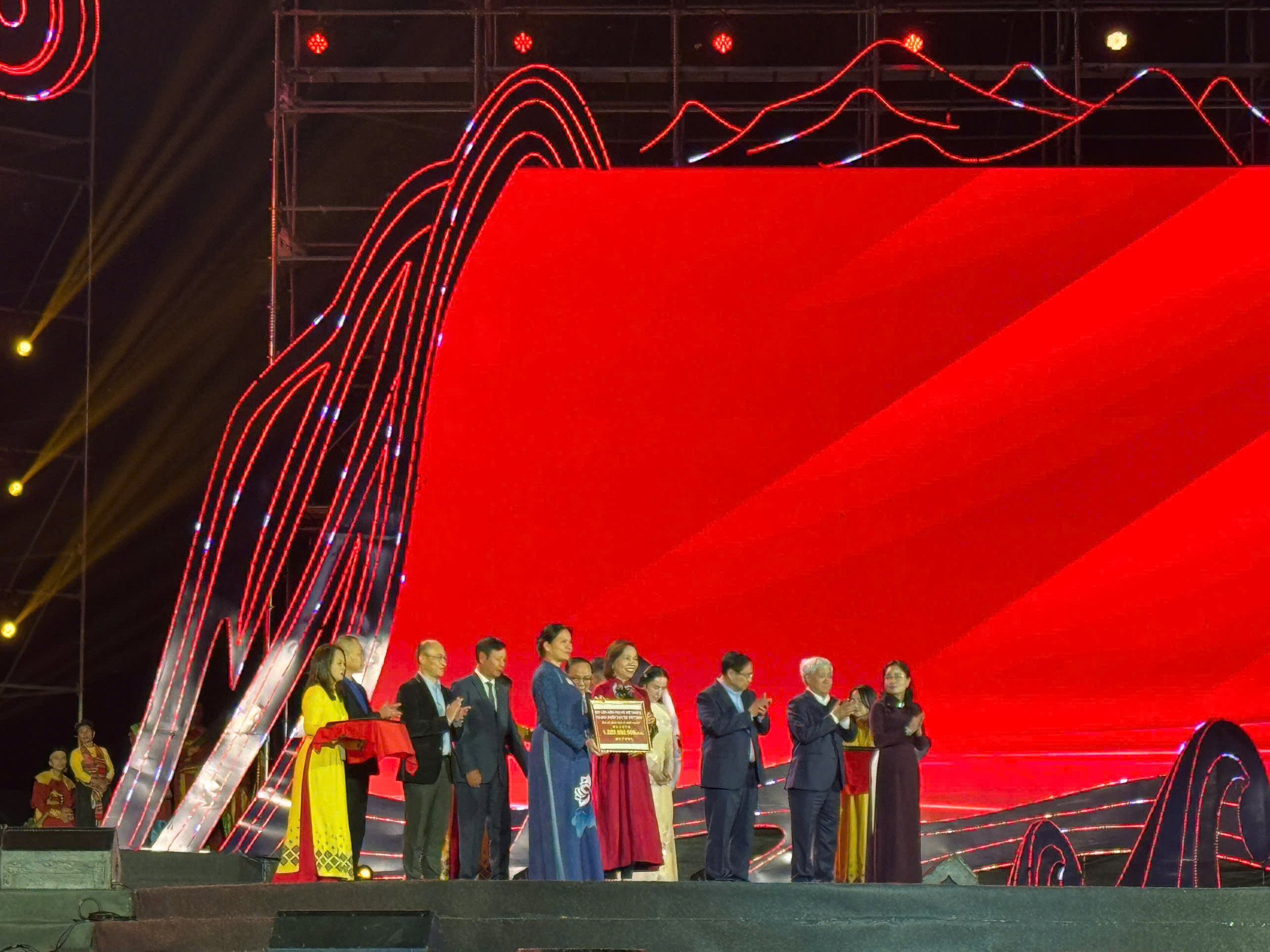 Thủ tướng kêu gọi chung sức đồng lòng, đồng cam cộng khổ, chia sẻ với đồng bào miền Trung- Ảnh 7. Thủ tướng kêu gọi chung sức đồng lòng, đồng cam cộng khổ, chia sẻ với đồng bào miền Trung- Ảnh 7.