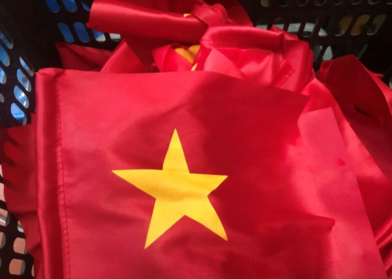 Người thầy may cờ thắp niềm tin cho những người thợ khuyết tật- Ảnh 4. Người thầy may cờ thắp niềm tin cho những người thợ khuyết tật- Ảnh 4.