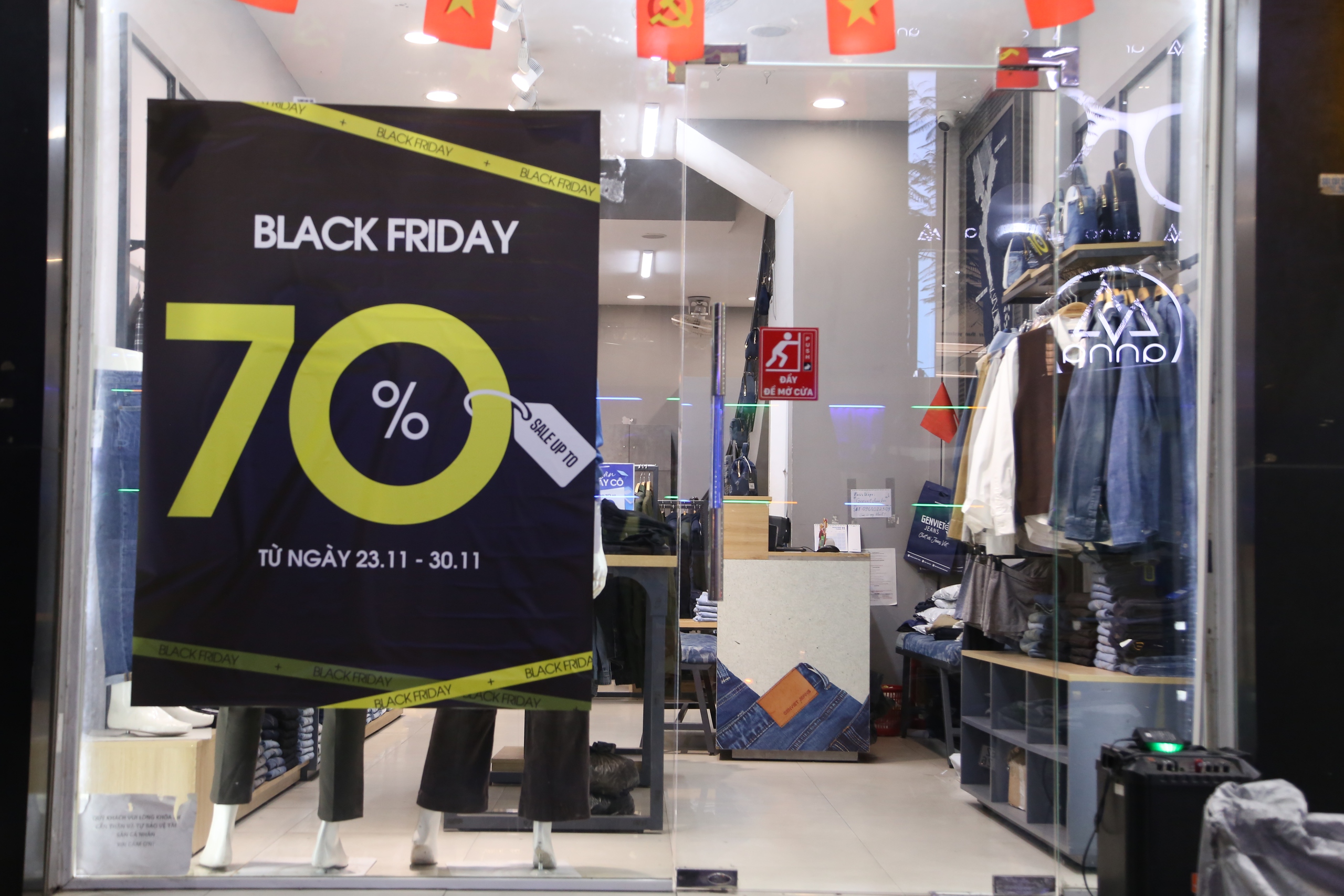 Treo biển khuyến mại "khủng" ngày Black Friday, cửa hàng vẫn vắng bóng khách mua- Ảnh 7.