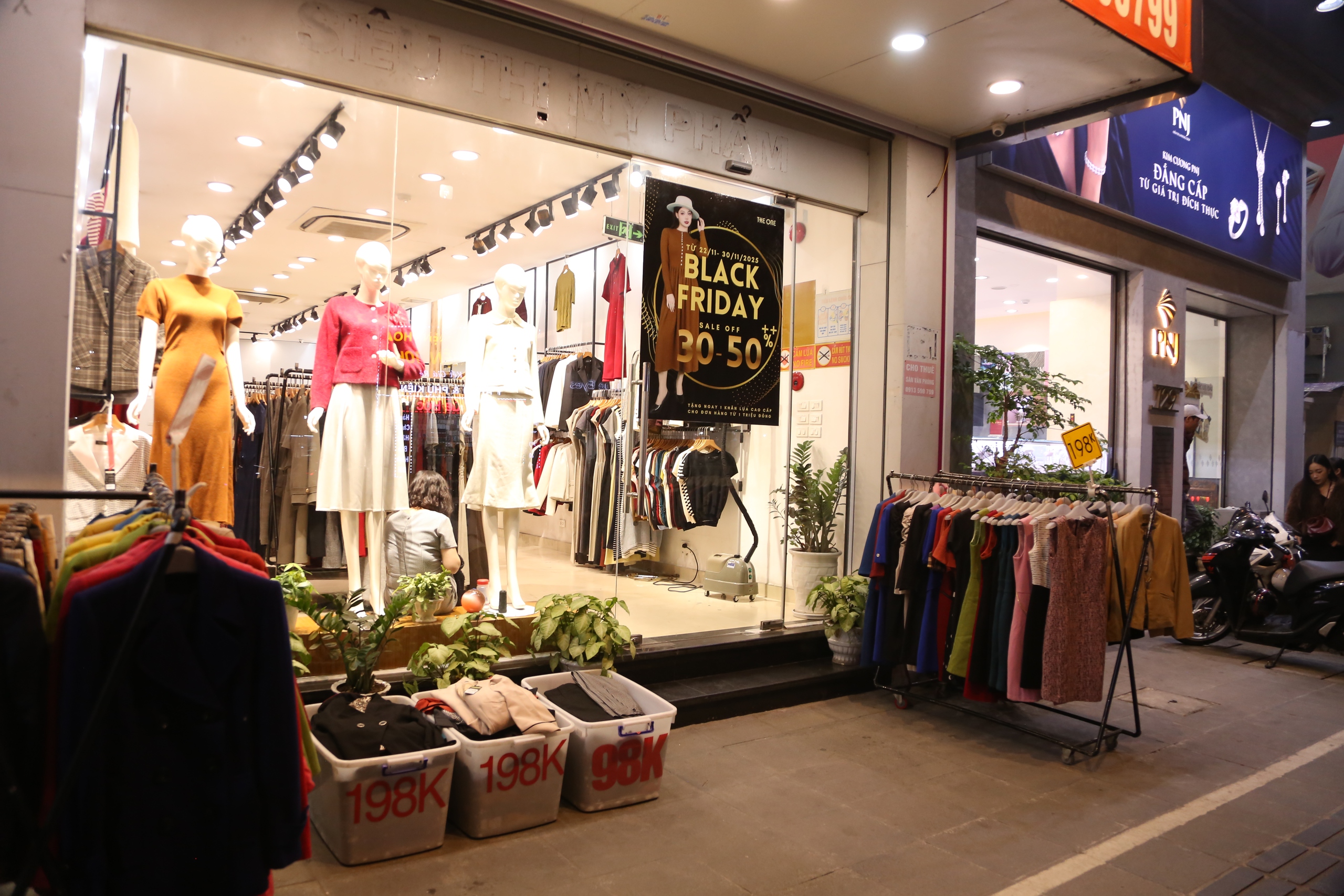 Treo biển khuyến mại "khủng" ngày Black Friday, cửa hàng vẫn vắng bóng khách mua- Ảnh 4.