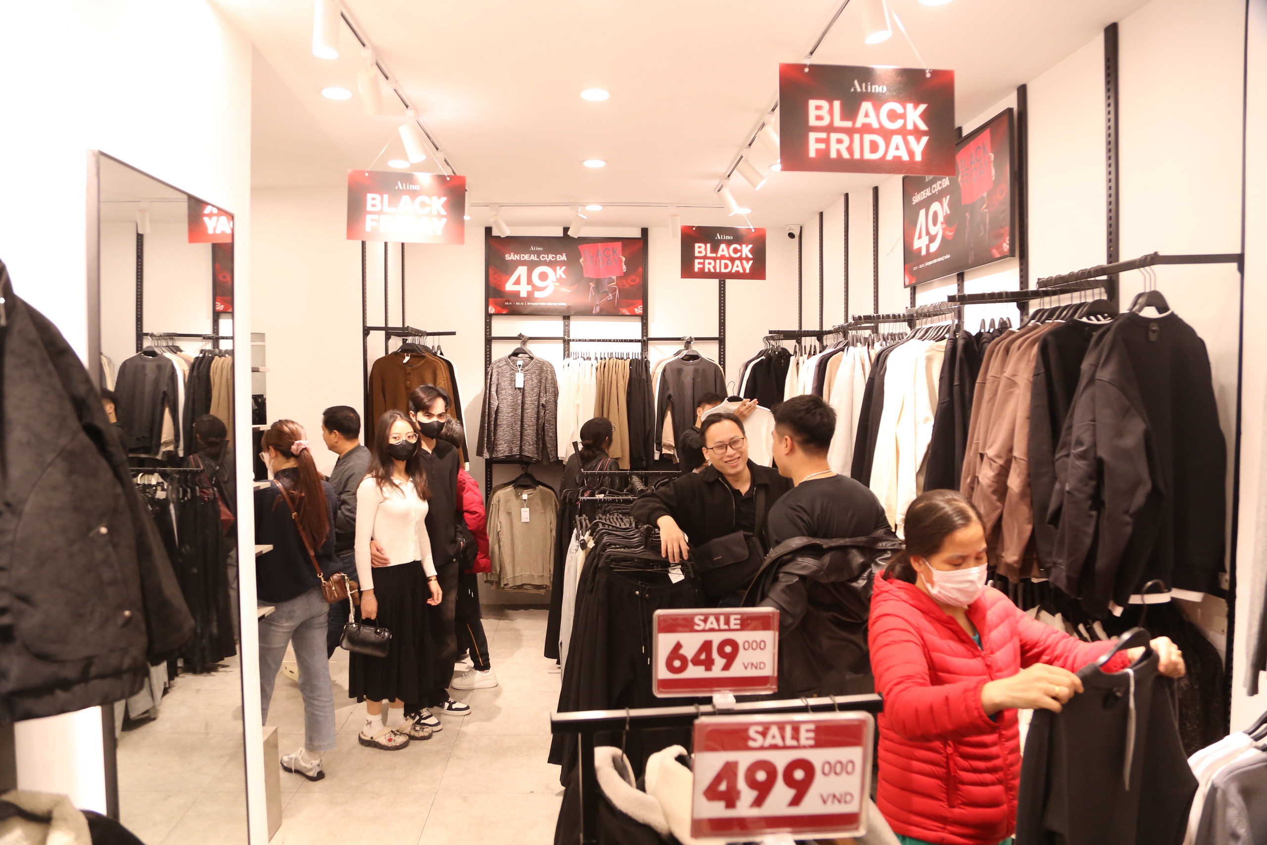 Treo biển khuyến mại "khủng" ngày Black Friday, cửa hàng vẫn vắng bóng khách mua- Ảnh 2.