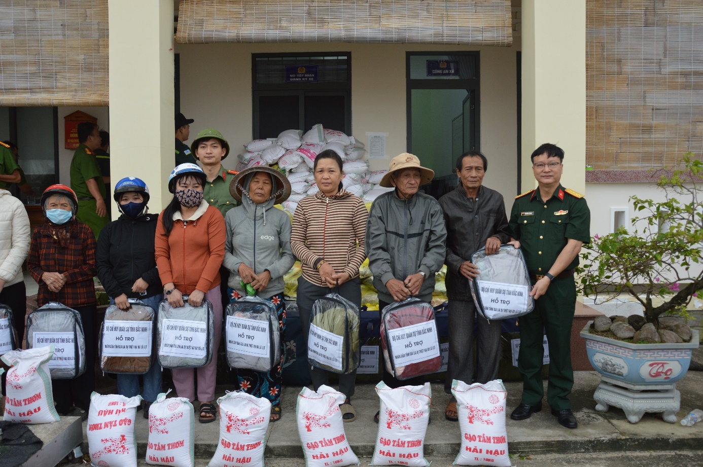 Bộ Chỉ huy Quân sự tỉnh Bắc Ninh thăm hỏi, trao quà hỗ trợ Nhân dân tỉnh Gia Lai- Ảnh 1.