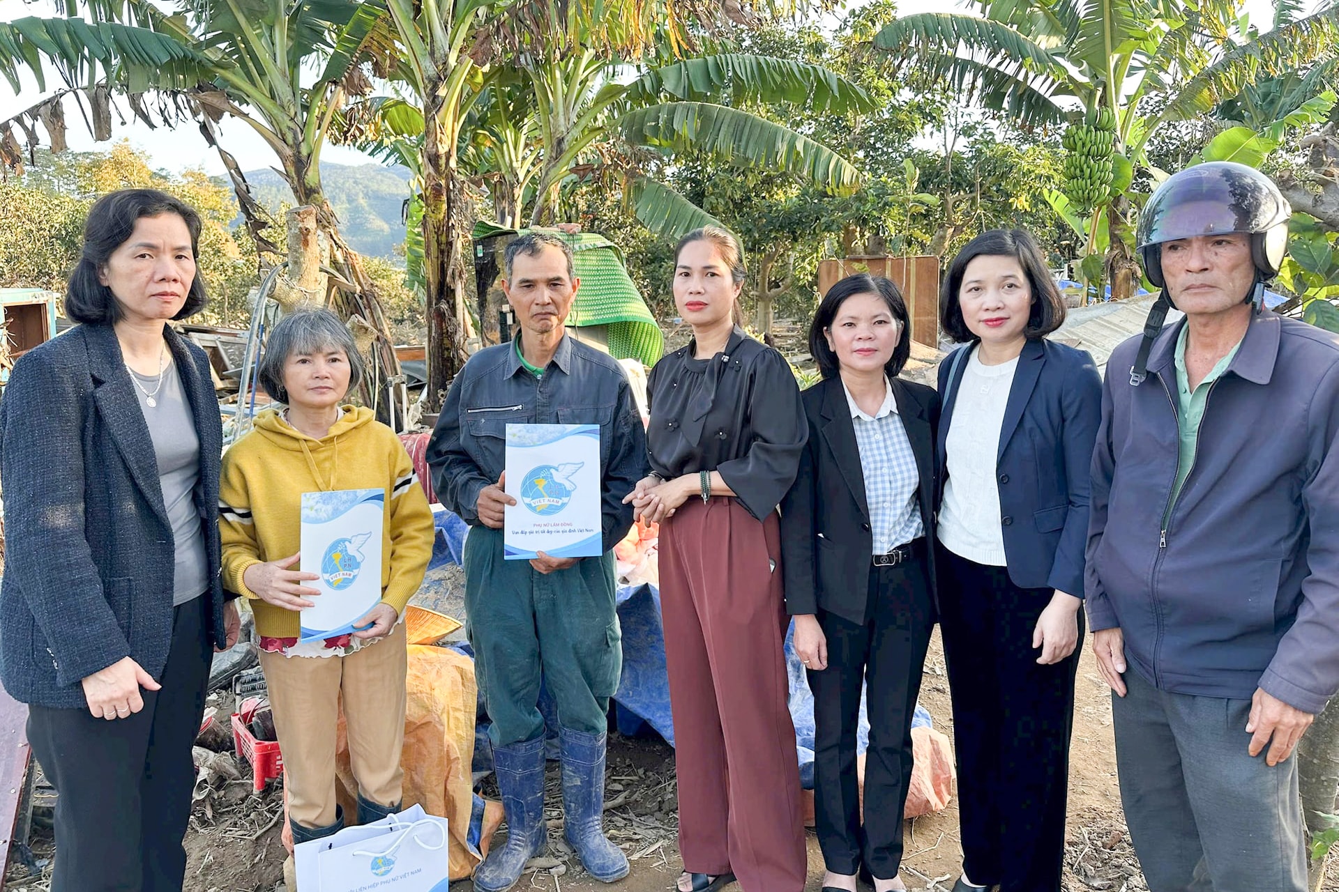 Trao 150 phần quà hỗ trợ phụ nữ và trẻ mồ côi vùng lũ Lâm Đồng- Ảnh 2.