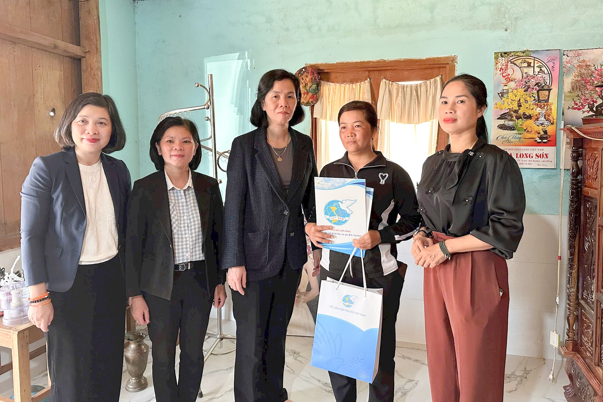 Trao 150 phần quà hỗ trợ phụ nữ và trẻ mồ côi vùng lũ Lâm Đồng- Ảnh 3.