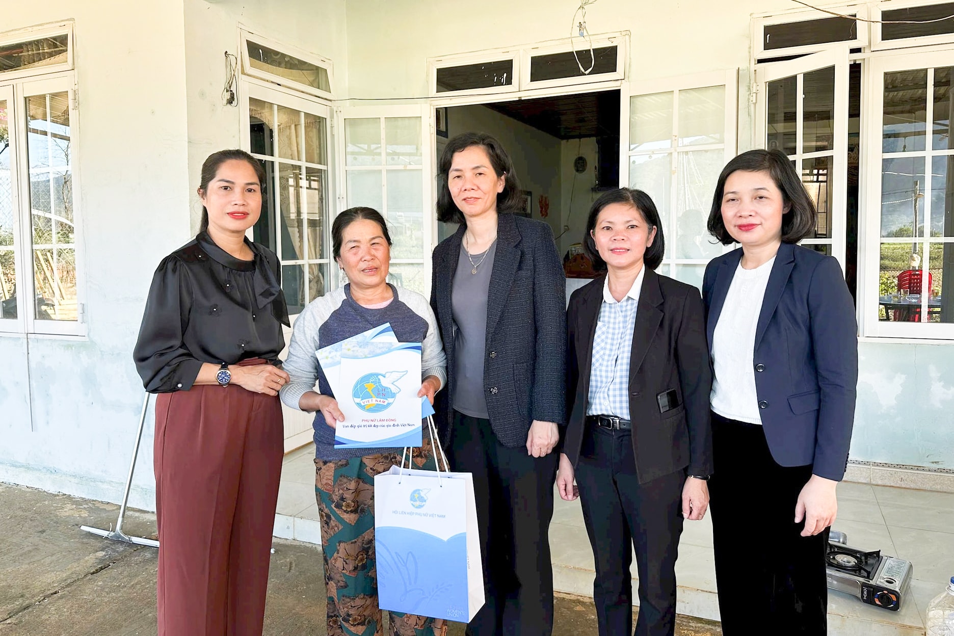 Trao 150 phần quà hỗ trợ phụ nữ và trẻ mồ côi vùng lũ Lâm Đồng- Ảnh 1.