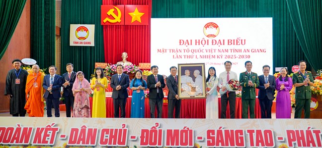 Bà Trần Thị Thanh Hương tái đắc cử Chủ tịch Ủy ban MTTQ Việt Nam tỉnh An Giang- Ảnh 8.