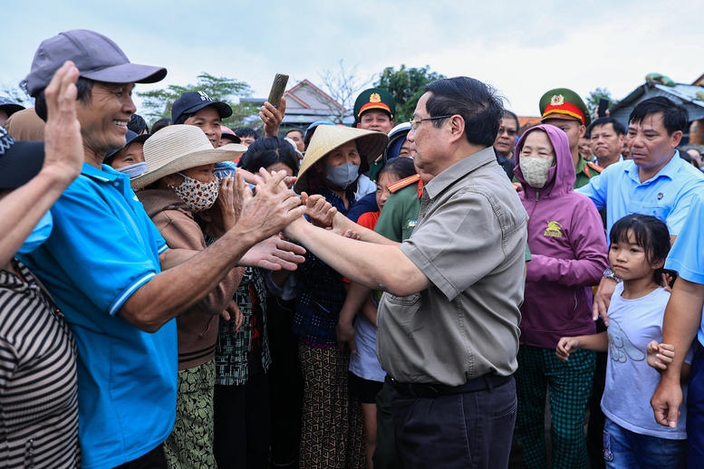Thủ tướng thăm, động viên người dân tại "rốn lũ" Hòa Thịnh, tỉnh Đắk Lắk- Ảnh 2.