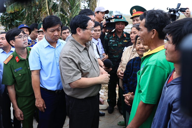 Thủ tướng thăm, động viên người dân tại "rốn lũ" Hòa Thịnh, tỉnh Đắk Lắk- Ảnh 10.