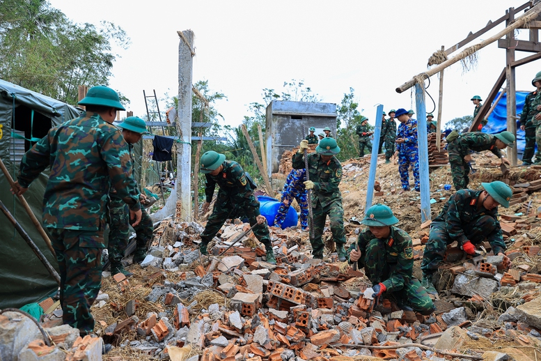 Thủ tướng thăm, động viên người dân tại "rốn lũ" Hòa Thịnh, tỉnh Đắk Lắk- Ảnh 4.