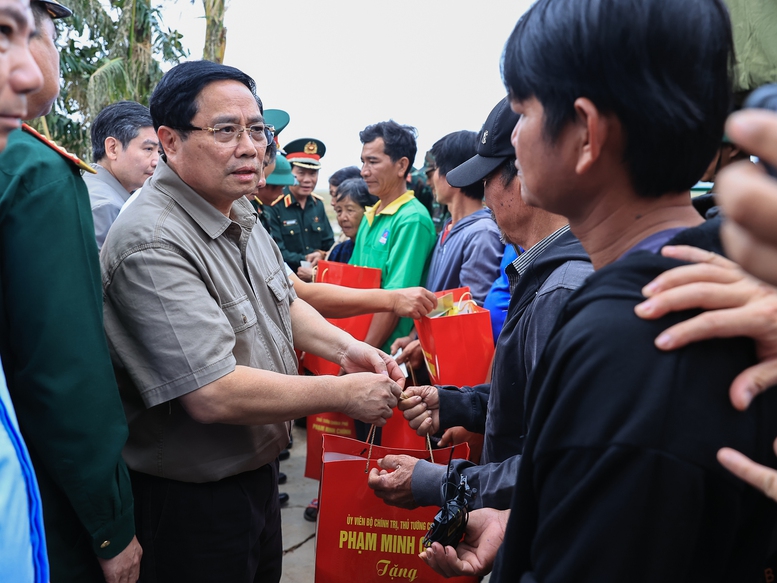 Thủ tướng thăm, động viên người dân tại "rốn lũ" Hòa Thịnh, tỉnh Đắk Lắk- Ảnh 9.