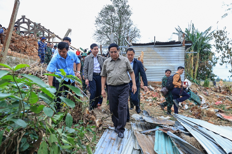 Thủ tướng thăm, động viên người dân tại "rốn lũ" Hòa Thịnh, tỉnh Đắk Lắk- Ảnh 3.