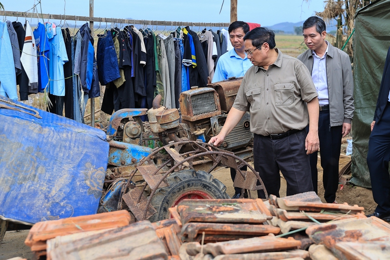 Thủ tướng thăm, động viên người dân tại "rốn lũ" Hòa Thịnh, tỉnh Đắk Lắk- Ảnh 5.