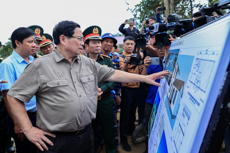 Thủ tướng thăm, động viên người dân tại "rốn lũ" Hòa Thịnh, tỉnh Đắk Lắk- Ảnh 11.