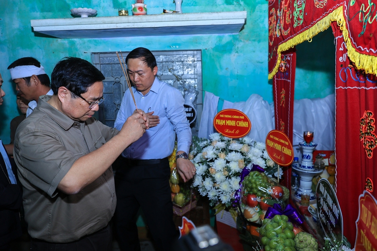 Thủ tướng thăm, động viên người dân tại "rốn lũ" Hòa Thịnh, tỉnh Đắk Lắk- Ảnh 6.