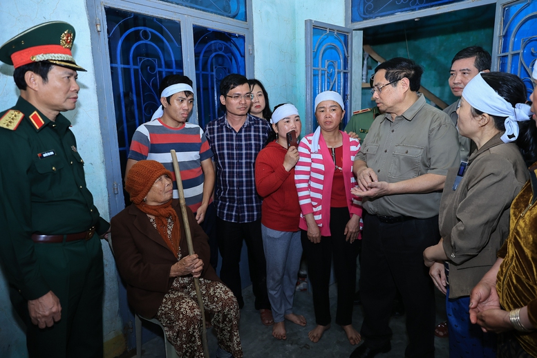 Thủ tướng thăm, động viên người dân tại "rốn lũ" Hòa Thịnh, tỉnh Đắk Lắk- Ảnh 7.