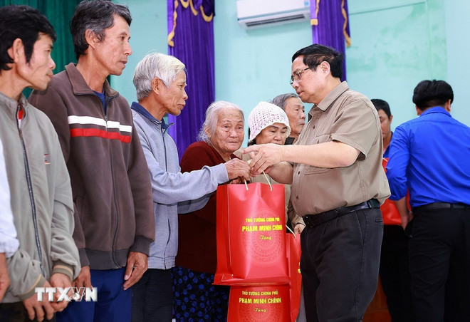 Thủ tướng yêu cầu phát động chiến dịch thần tốc xây sửa nhà cho người dân- Ảnh 2.