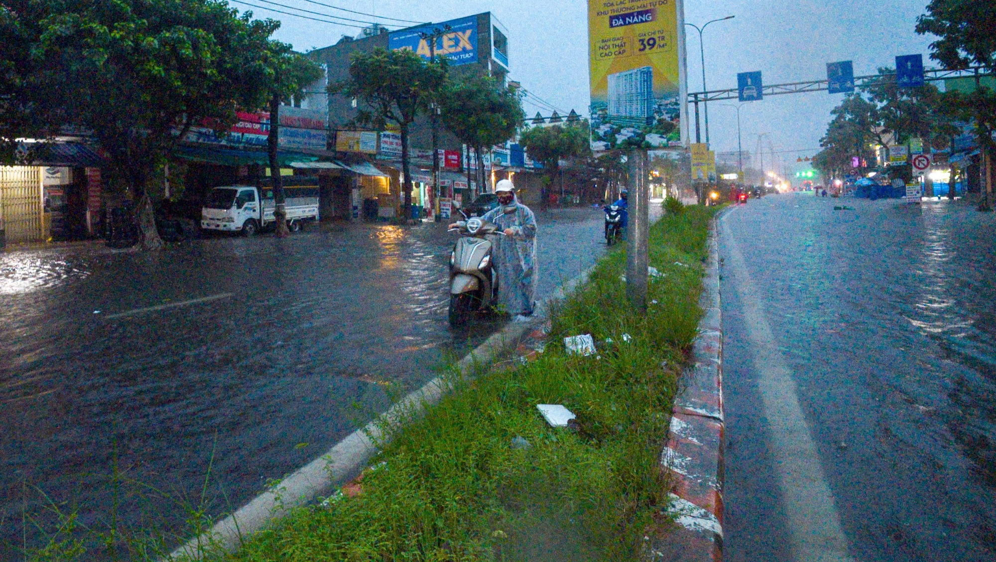 Nhiều nơi trong thành phố Đà Nẵng bị ngập nặng cục bộ - Ảnh 4.