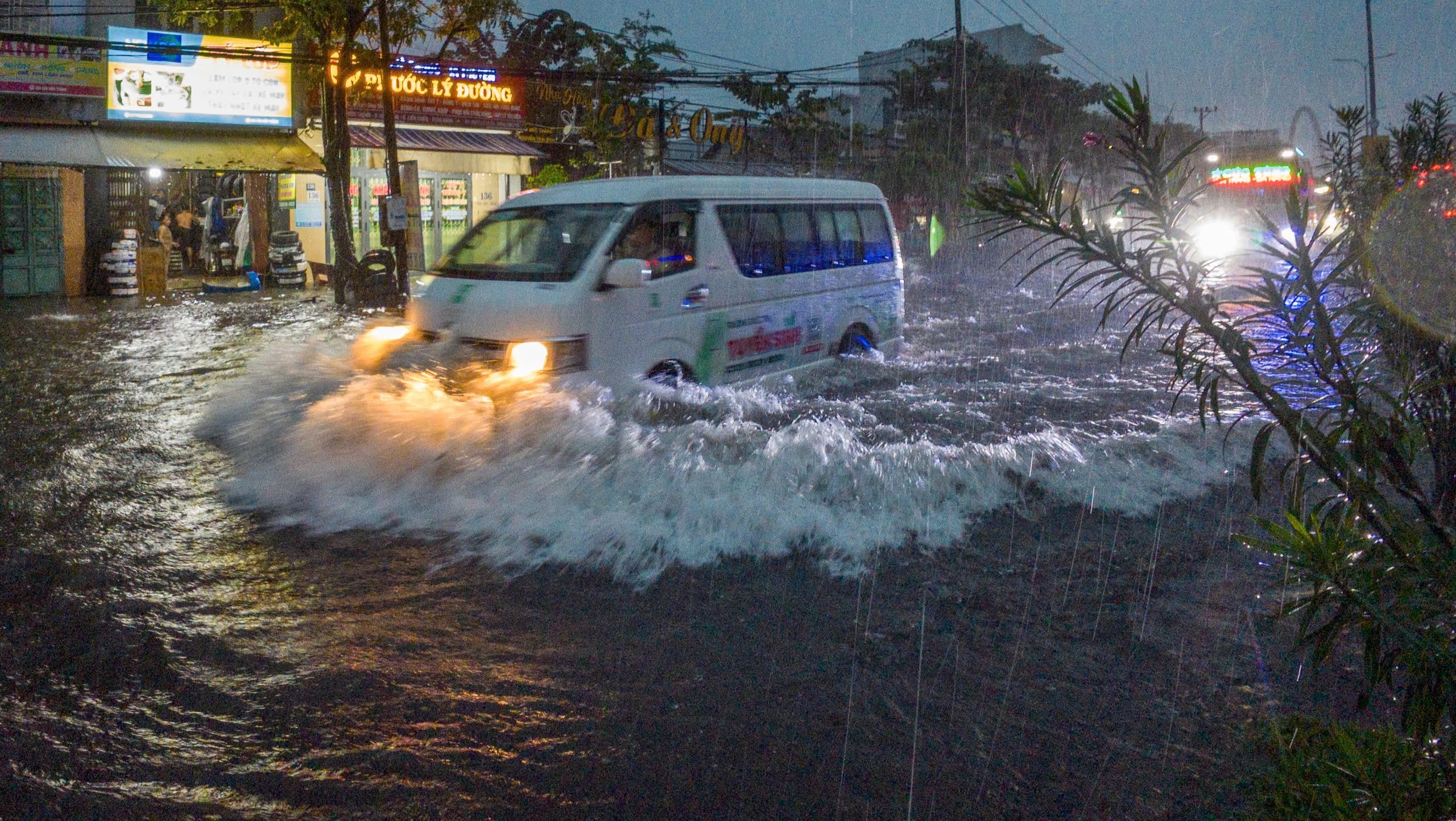 Nhiều nơi trong thành phố Đà Nẵng bị ngập nặng cục bộ - Ảnh 1.